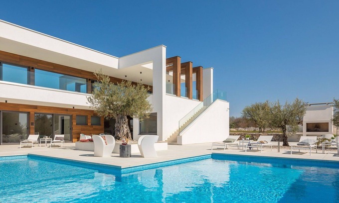 Vodnjan Villa | Beautiful private villa for 14 people with WIFI, A/C, private pool, hot tub, TV, terrace and par.