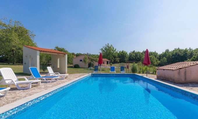 Laginji House | Beautiful private villa for 10 people with WIFI, private pool, TV, patio and pets allowed