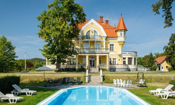 Fonyod Villa | Beautiful private villa with WIFI, private pool, TV, terrace, pets allowed and panoramic view