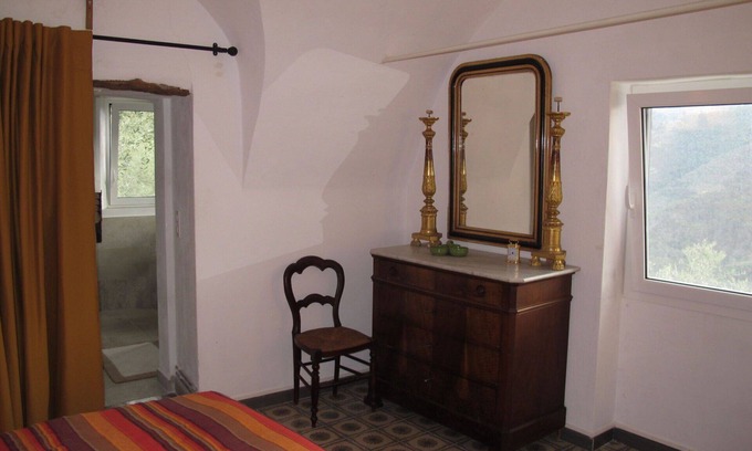 Airole Villa | Beautiful private villa for 2 people with WIFI, patio, pets allowed and parking