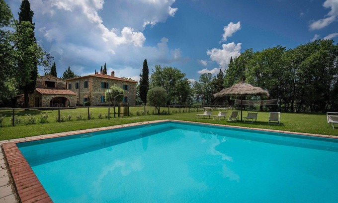 Bucine Villa | Beautiful private villa with WIFI, private pool, A/C, patio, pets allowed and panoramic view