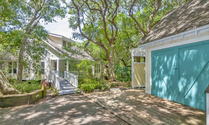 Bald Head Island House | Beautiful quiet home on Bald Head Island - short walk to beach