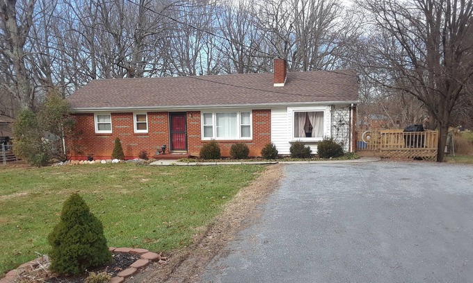 Forest House | Beautiful ranch home on a quiet street with a great location