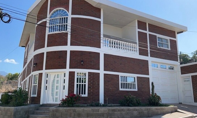 Metapan House | Beautiful, recently built, contemporary brick style home.
