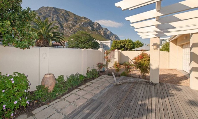 Voelklip House | Beautiful relaxing Hermanus home
