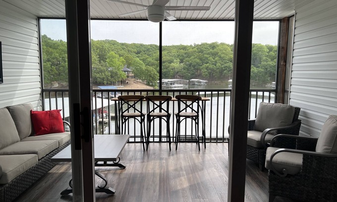 Lakeland Condo | Beautiful Remodeled Fully Furnished 2BR 2BA Condo W/Pool
