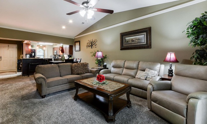 Branson Condo | Beautiful Remodeled Luxury Condo-Heart of Branson-Indoor Pool-Large & Affordable