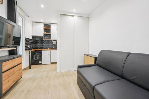 Levallois-Perret Apartment | Beautiful renovated studio metro