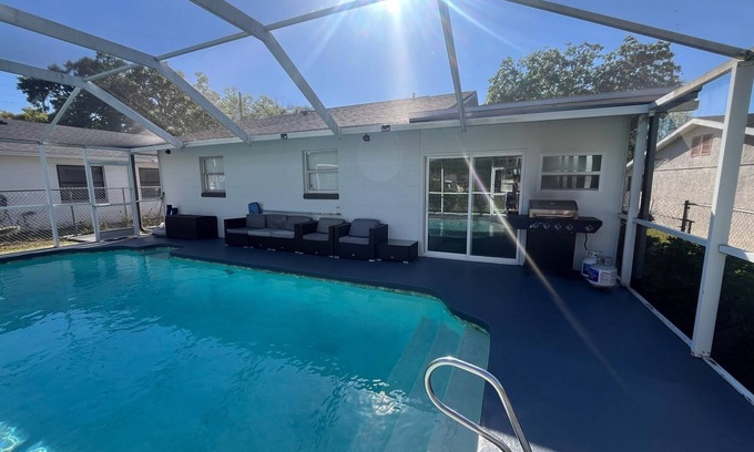 St. Cloud House | Beautiful Renovated house with 3 bedrooms 2 bathrooms and a big pool all covered