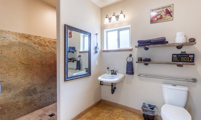 Old Station Cabin | Beautiful retreat on Hat Creek, Fire Pits ,Fishing, 15 min to Lassen park
