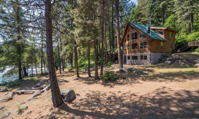 Leavenworth Cabin | Beautiful Riverfront Home-Quiet and Private-Leavenworth-Family Friendly-WI-FI