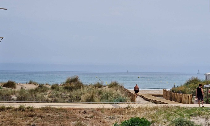 Marseillan Plage Apartment | Beautiful sea view flat just steps away from the beach