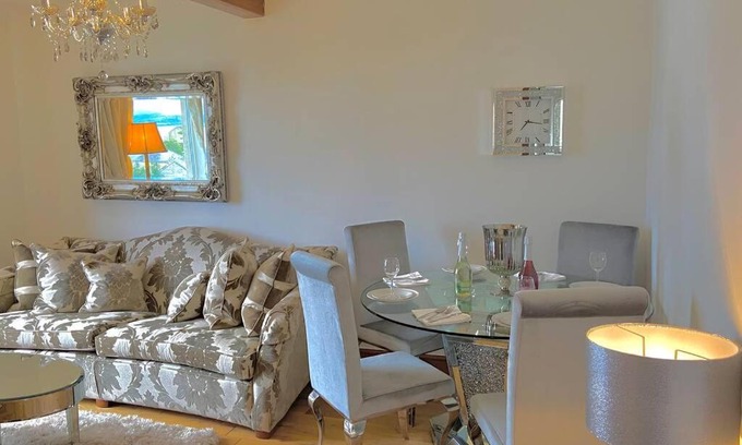 Port Glasgow Apartment | Beautiful Sea View 2 Bed Home