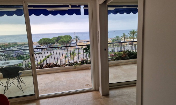 Menton Apartment | Beautiful sea view, beach 100m away. All comforts. As new