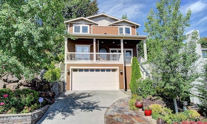 Lawton Park House | Beautiful Seattle Home in Quiet Magnolia