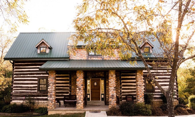 Wright City Cabin | Beautiful secluded Log Home - Nestled in the country!