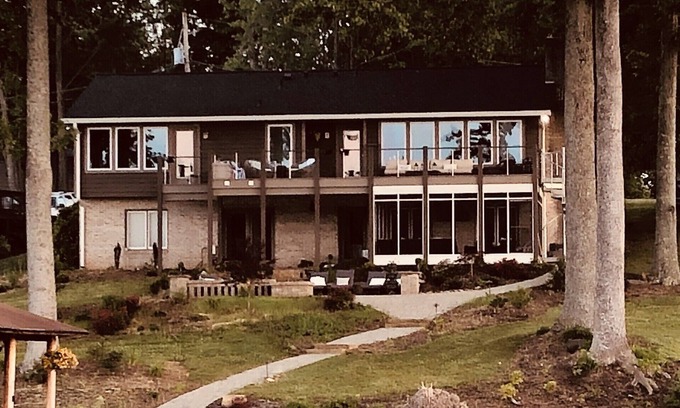Penhook House | Beautiful Smith Mountain Lake Home in Penhook, Va.