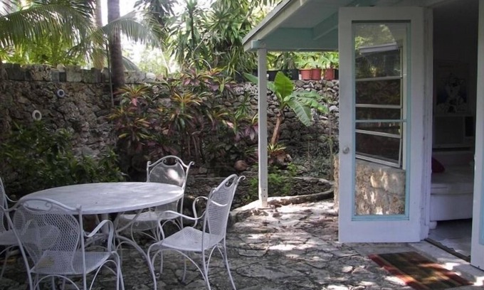 Southwest Coconut Grove Cottage | Beautiful South Grove Cottage in Peaceful Setting