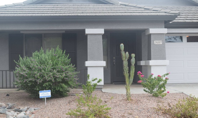 San Tan Valley House | Beautiful Spacious, 3-bedroom home. Covered patio with fire pit. Great rates!