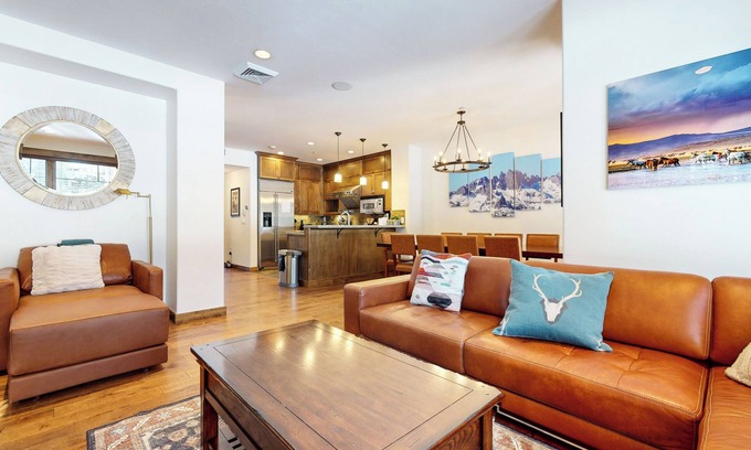 Woodwinds House | Beautiful Spacious Modern, On Golf Course! Hot Tub, Gas Grill, Game Room