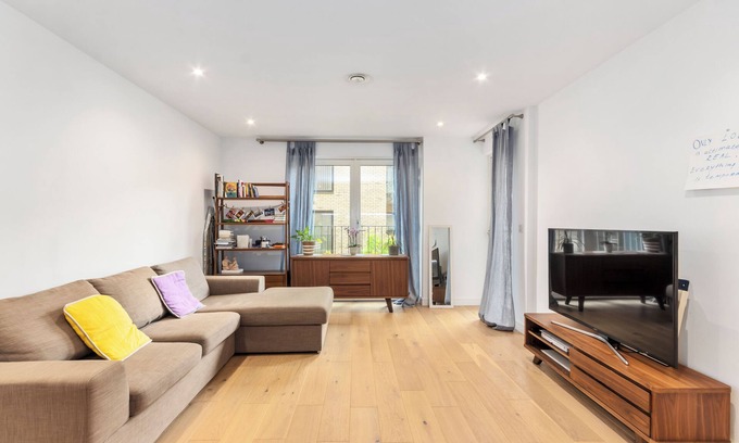 Stratford Apartment | Beautiful spacious 2 bedroom 2 bathroom flat East Village. Plus Sofa Bed