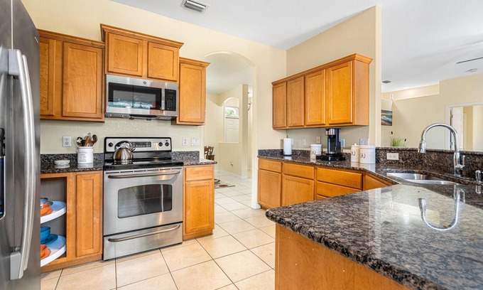 Interchange Square House | Beautiful spacious 4 bedrooms and 2 baths house in Palm Bay.