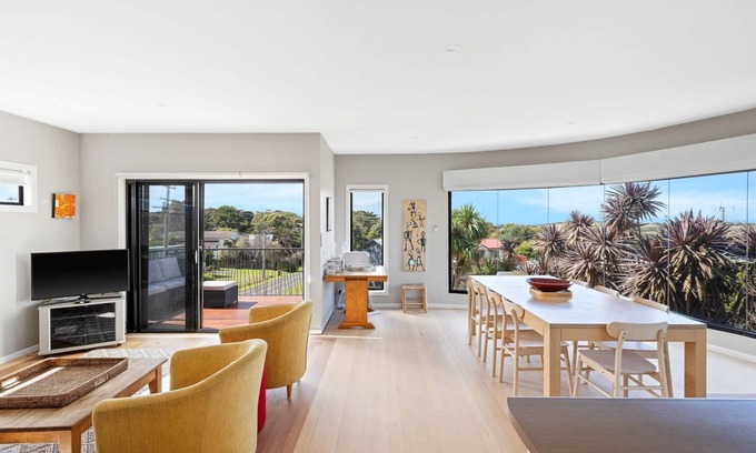 Smiths Beach House | Beautiful spacious pet friendly home next to the ocean