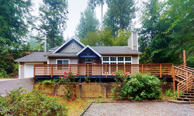 Florence House | Beautiful & Spacious Family-Friendly Home w/Free WiFi, Deck, and Close to Lakes