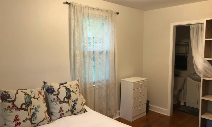 Glencliff House | Beautiful Spacious Home in Woodbine!