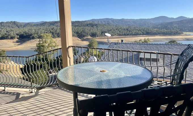 Oak Shores House | Beautiful Spacious Lake View Home in Oak Shores