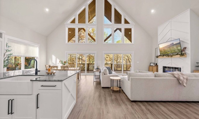 Quail Ridge House | Beautiful Spacious New Lakefront Home