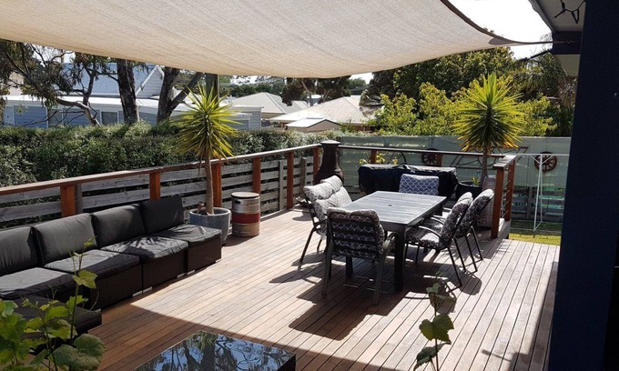 Cowes House | Beautiful spacious pet friendly home next to the ocean.