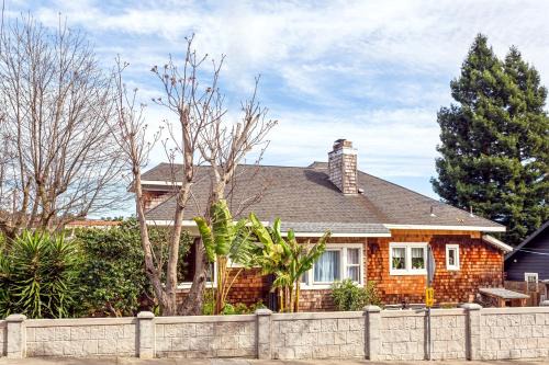 San Rafael House | Beautiful Spacious Victorian Garden Oasis Central, Gated, Deck, BBQ