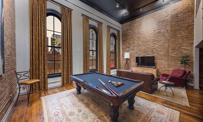 Sobro Condo | Beautiful Stay for 6, w/Billiards in DT!
