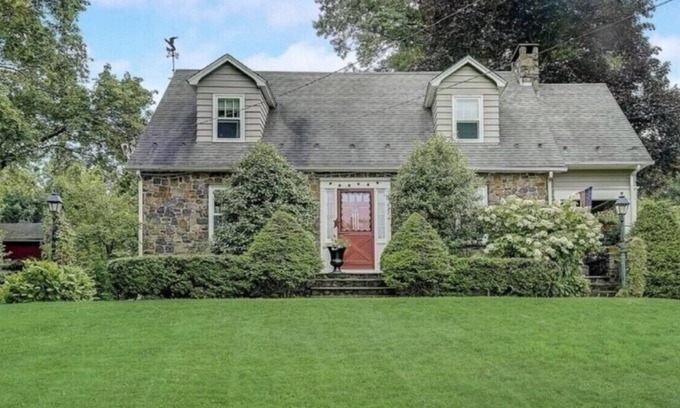 Finesville House | Beautiful stone house in pastoral riverside town