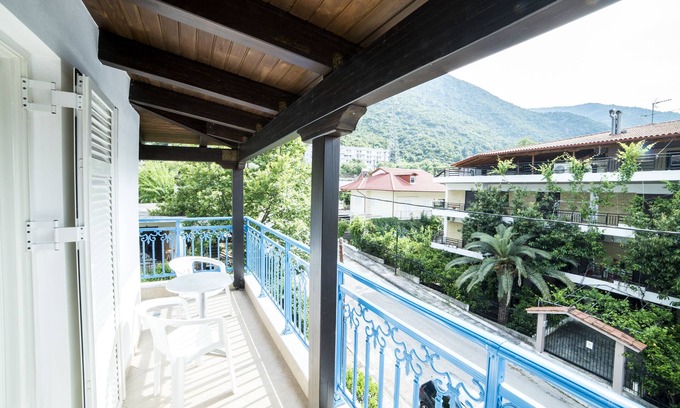 Kamena Vourla House | BEAUTIFUL SUITE IN 3 STAR HOTEL