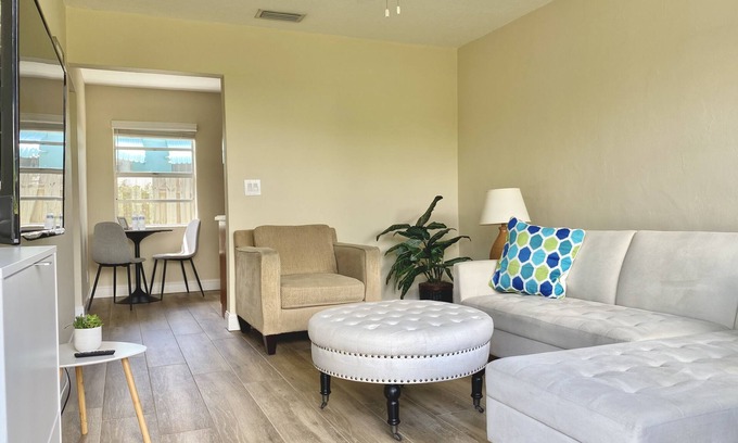 Lantana Apartment | Beautiful Sunny Apartment Steps From Intracoastal and 5min To Beach