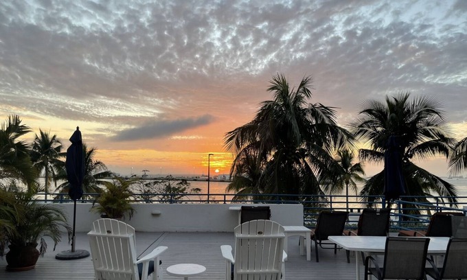 Truman Annex Condo | Beautiful sunsets! Harbour Place, Truman Annex. Walk or bike to everything!