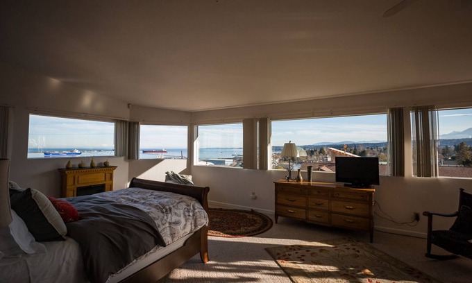 Port Angeles House | Beautiful sweeping views of Olympic Mountains and Straits of Juan de Fuca