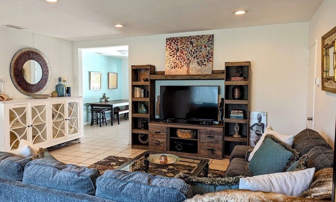 Tarzana House | Beautiful Tarzana Pool Home + Fast Wifi + Parking