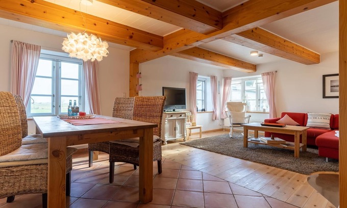 Westerhever House | Beautiful thatched cottage with spacious fenced garden for 4 pers.