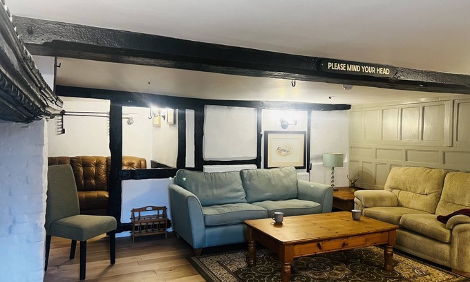 New Forest District Cottage | Beautiful three bed thatched cottage on New Forest’s doorstep