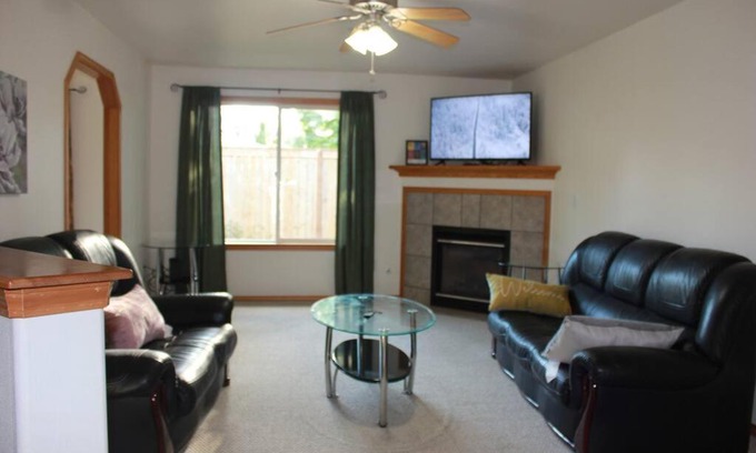 Everett Villa | Beautiful Three-Bedroom Two Bath ground level Home