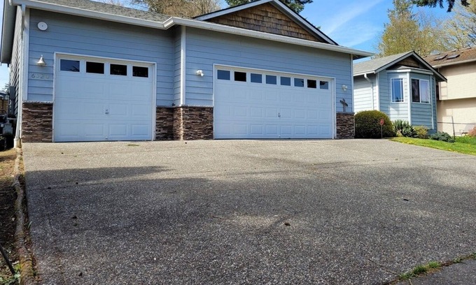Everett House | Beautiful Three-Bedroom Two Bath Home