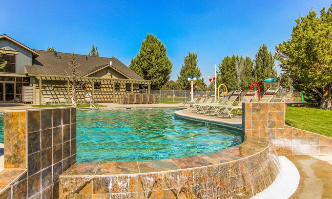 Redmond House | Beautiful townhome with patio, pools, hot tubs, gyms, tennis & golf courses