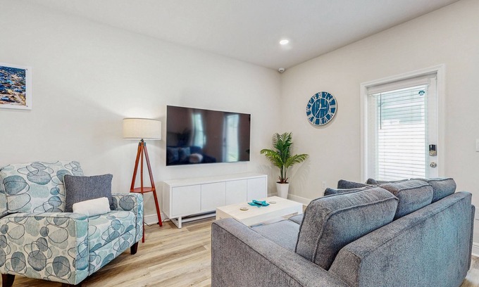 Gulf Breeze House | Beautiful townhouse with plenty of space, full kitchen & close to beach