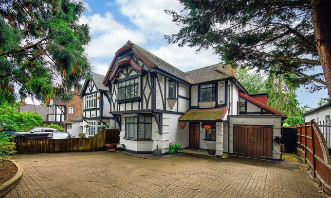 Canons House | Beautiful Tudor House - 15 mins to Wembley Stadium
