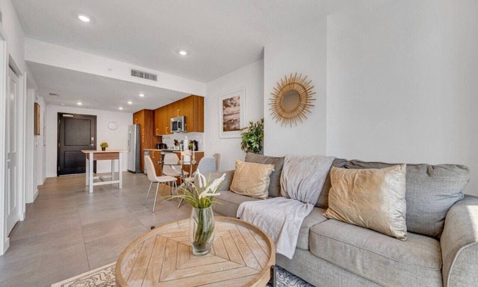 Overtown Apartment | Beautiful Unit with Amazing View Free Parking