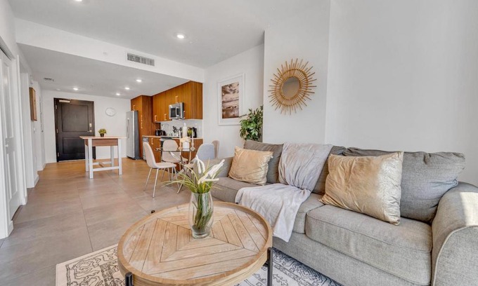 Overtown Apartment | Beautiful Unit with Amazing View & Free Parking