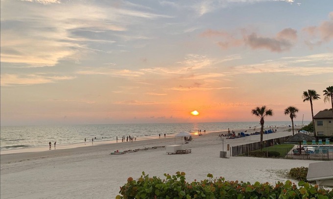 North Redington Beach Apartment | Beautifully renovated Gulf efficiency!